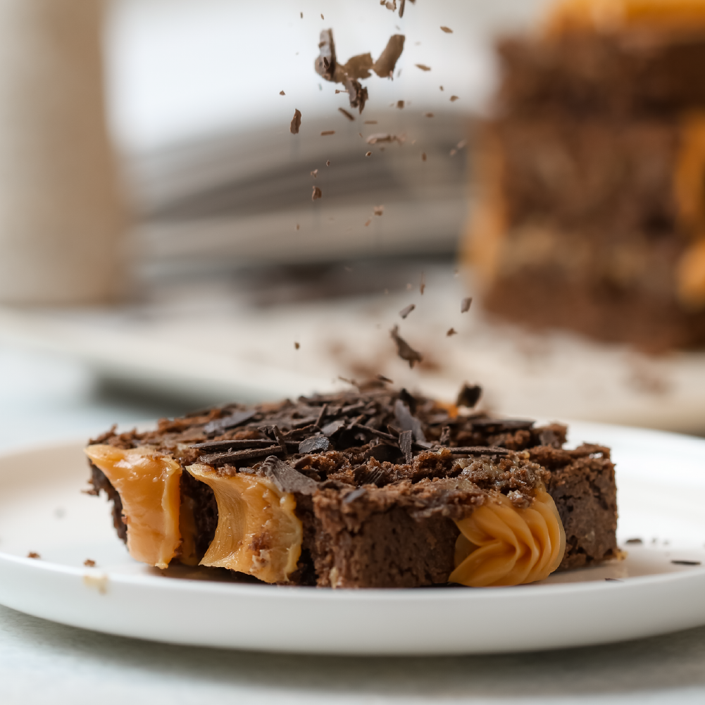 Deliciosa torta de brownie con manjar. Húmeda, crujiente y congelada