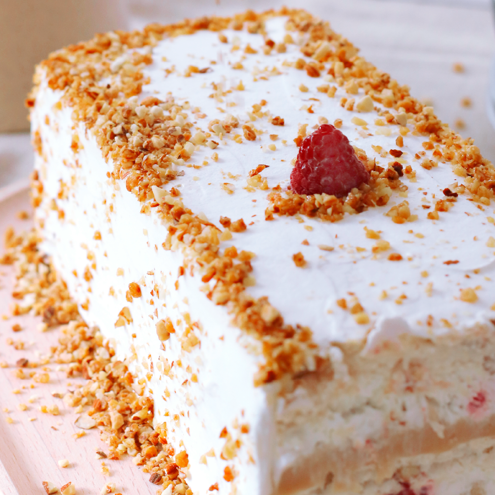 Barra rectangular con merengue, almendras, manjar blanco, crema y frambuesas