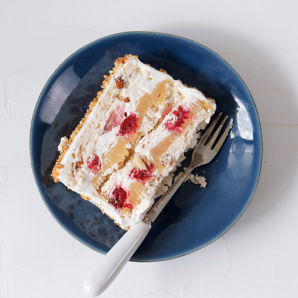 Barra rectangular con merengue, almendras, manjar blanco, crema y frambuesas