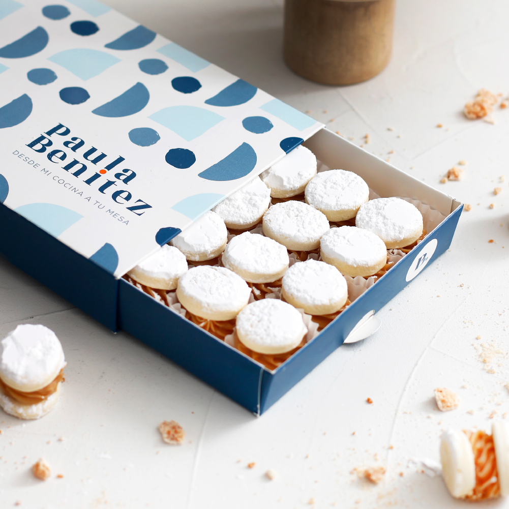 Mini alfajores de maicena con manjar y cubierta de azúcar flor