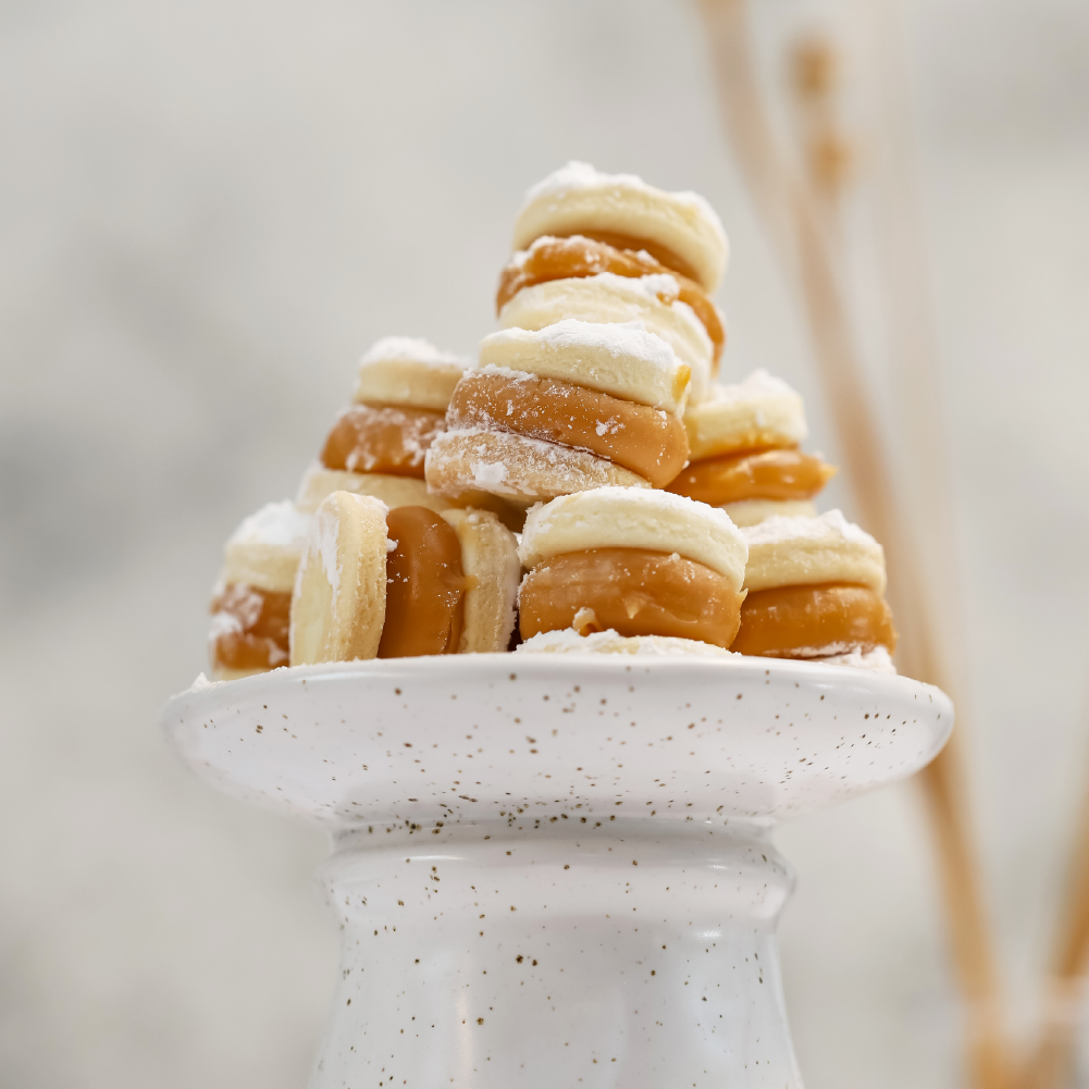 24 alfajores artesanales de maicena con manjar y azúcar flor