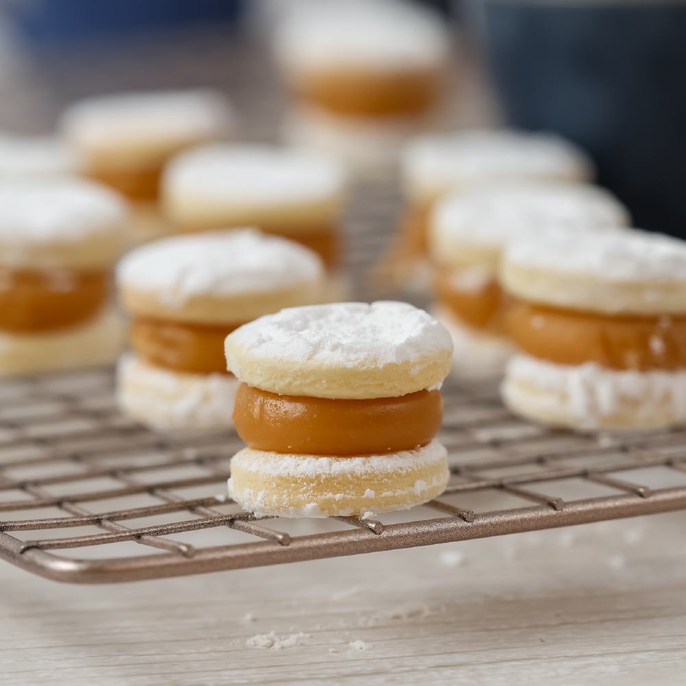 Alfajores de maicena rellenos con manjar, cubiertos con azúcar flor
