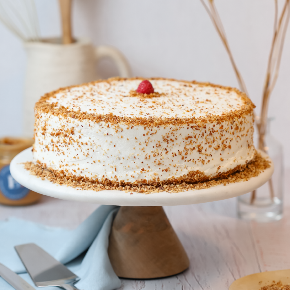 Torta congelada de merengue con crema, manjar blanco y frambuesas frescas