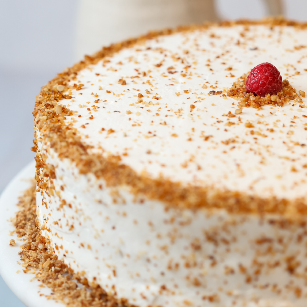 Capas de merengue con manjar artesanal, crema y frambuesas naturales