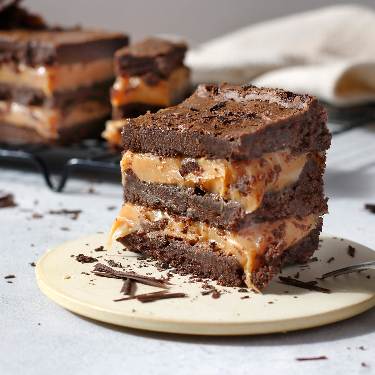 Barra congelada para 15 personas con brownie húmedo y relleno de manjar