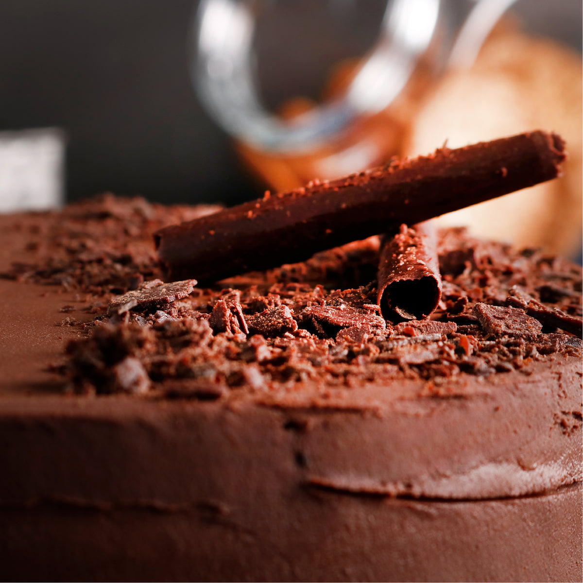 Deliciosa torta de chocolate con brownie húmedo y relleno de manjar de campo