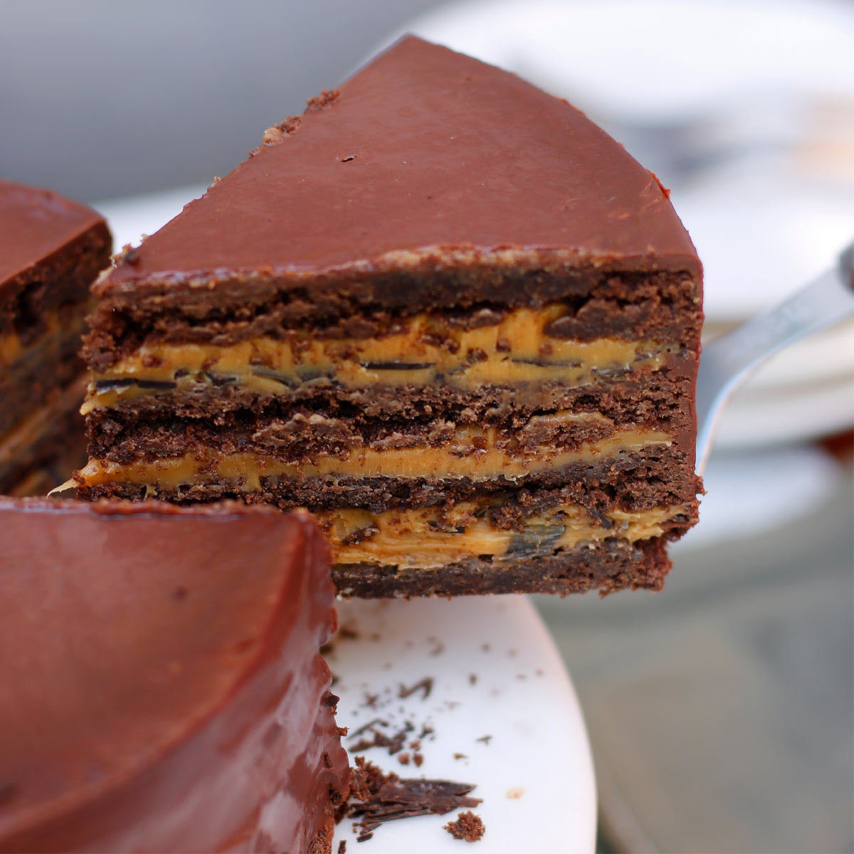 Postre congelado de brownie con costra crujiente y relleno suave de manjar