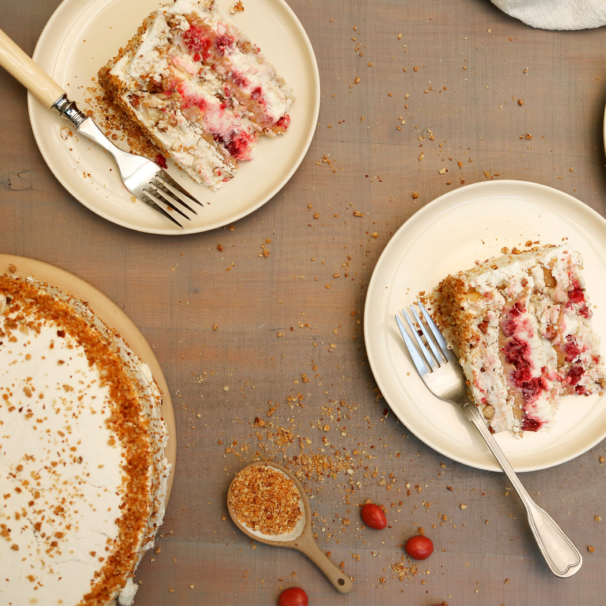 Torta de merengue con almendras, relleno de manjar y frambuesas dulces