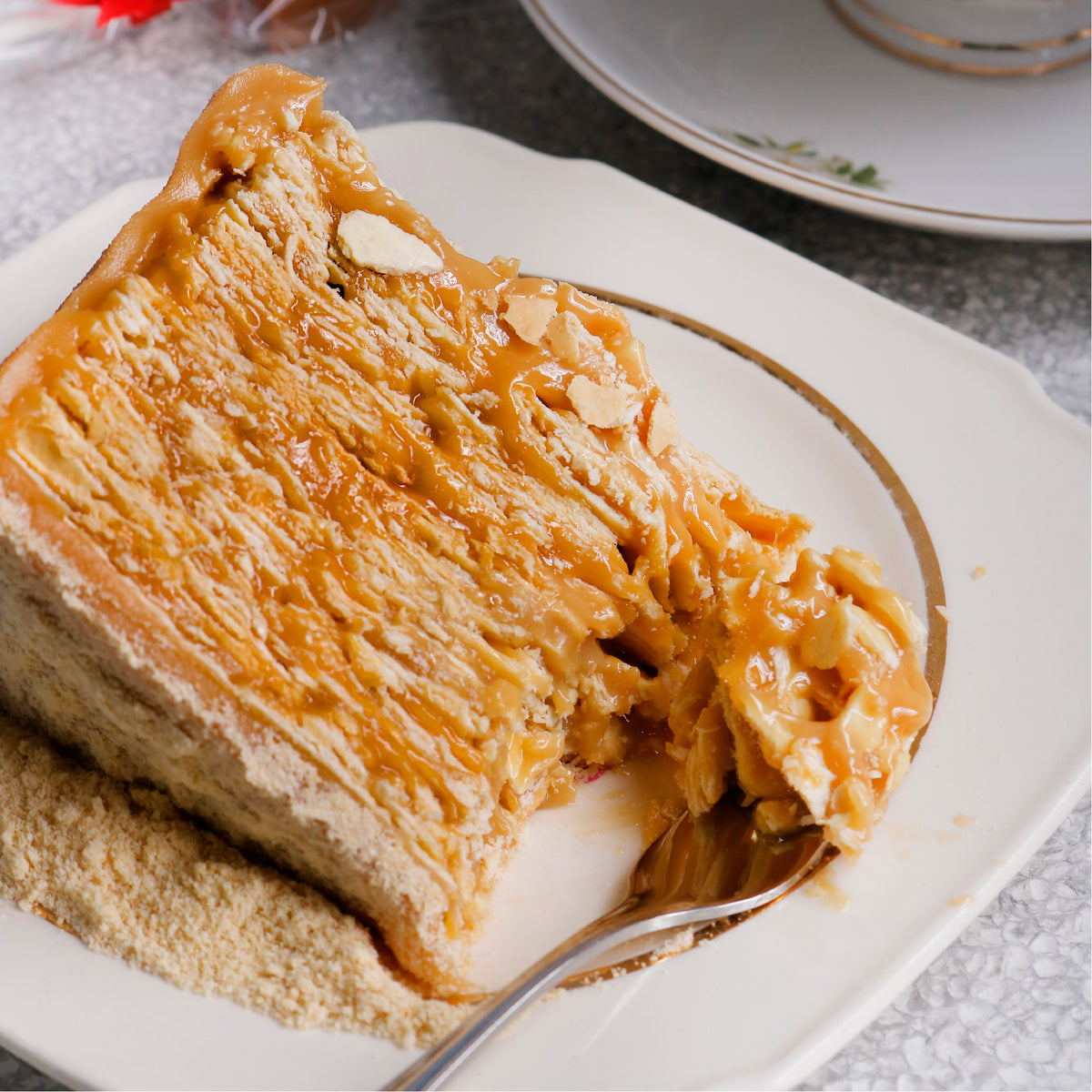 Torta de hoja rellena con manjar de leche condensada, producto congelado