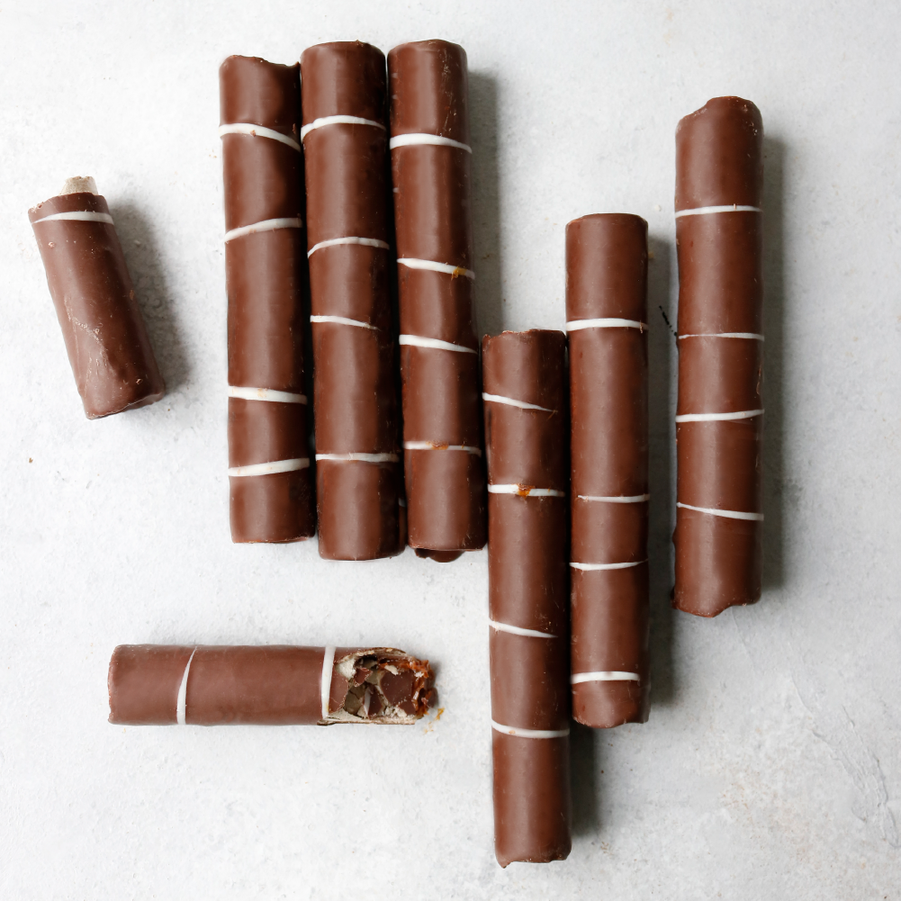 Barquillo crujiente relleno con manjar y bañado en chocolate