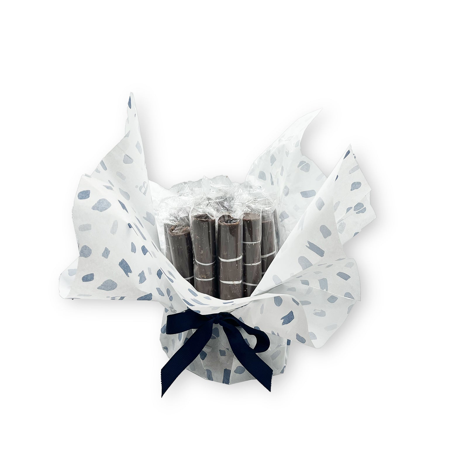 Barquillos rellenos de manjar bañados en chocolate, con decoración y cinta