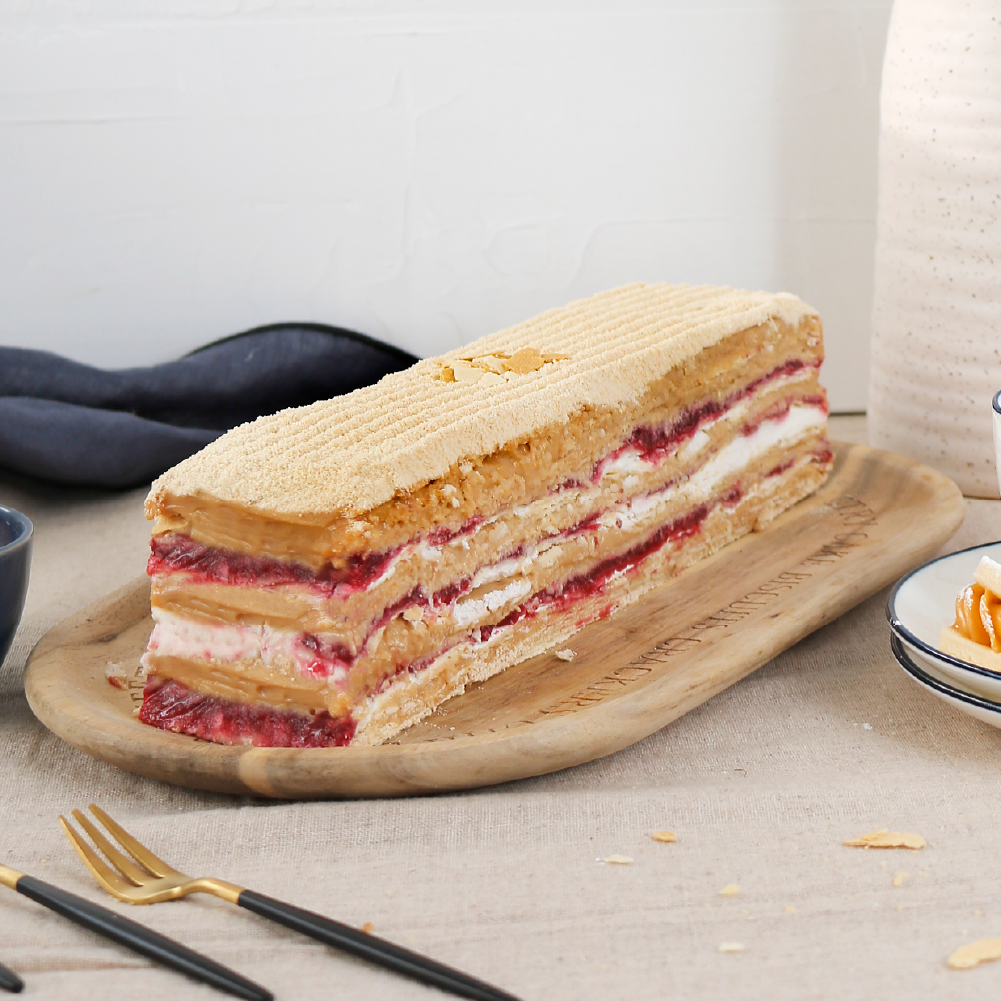 Torta Mil Hojas con manjar blanco, crema y salsa de frambuesa natural