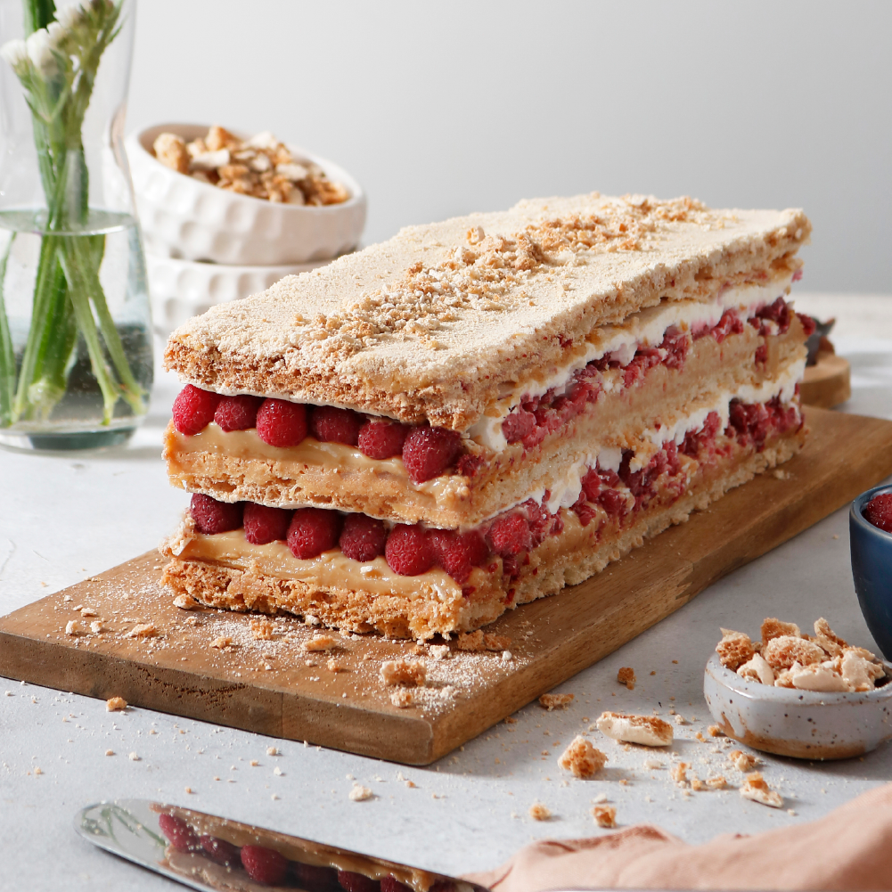 Barra de merengue con manjar, frambuesas y crema. Formato para 15 personas