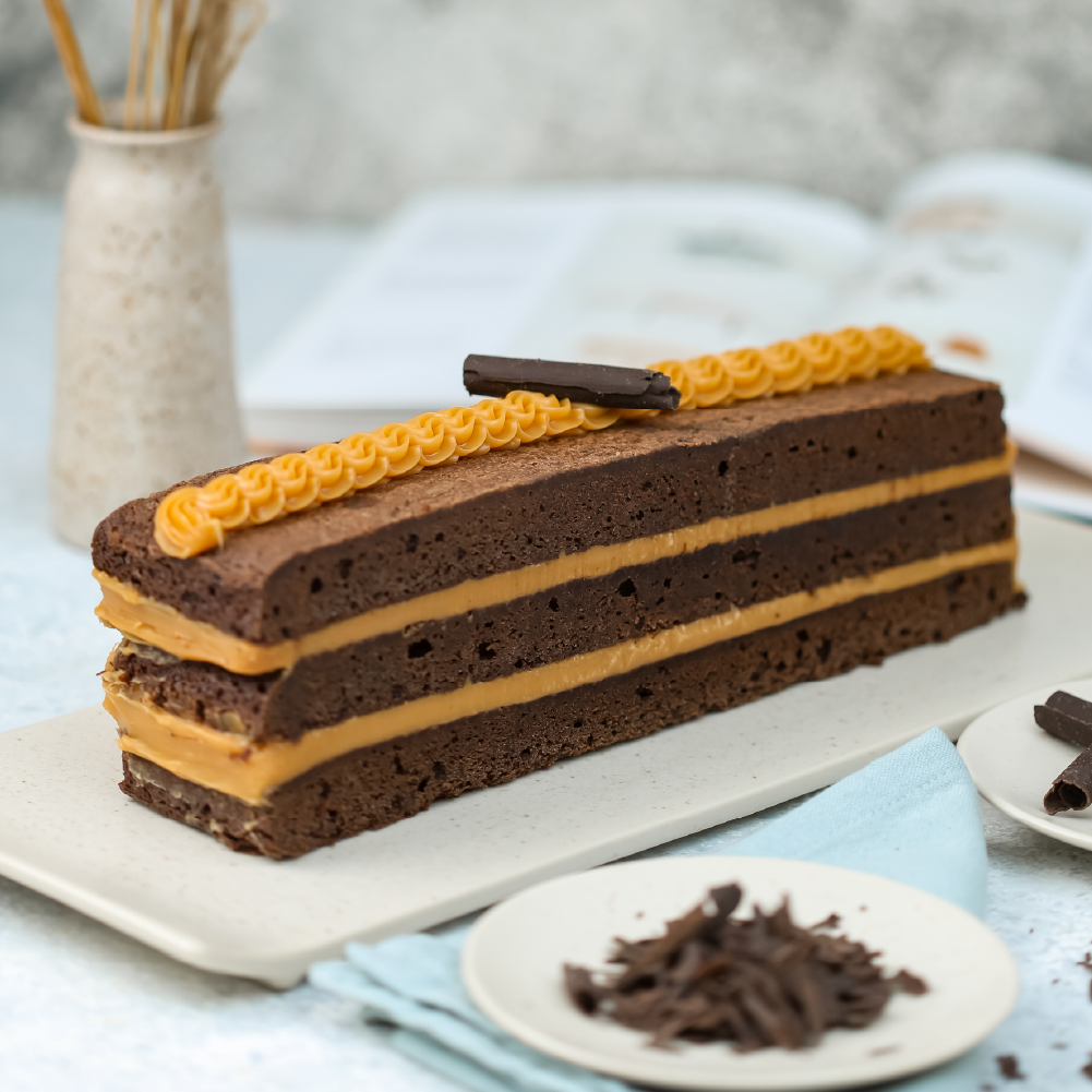 Barra brownie con manjar de campo, húmeda por dentro y crujiente por fuera