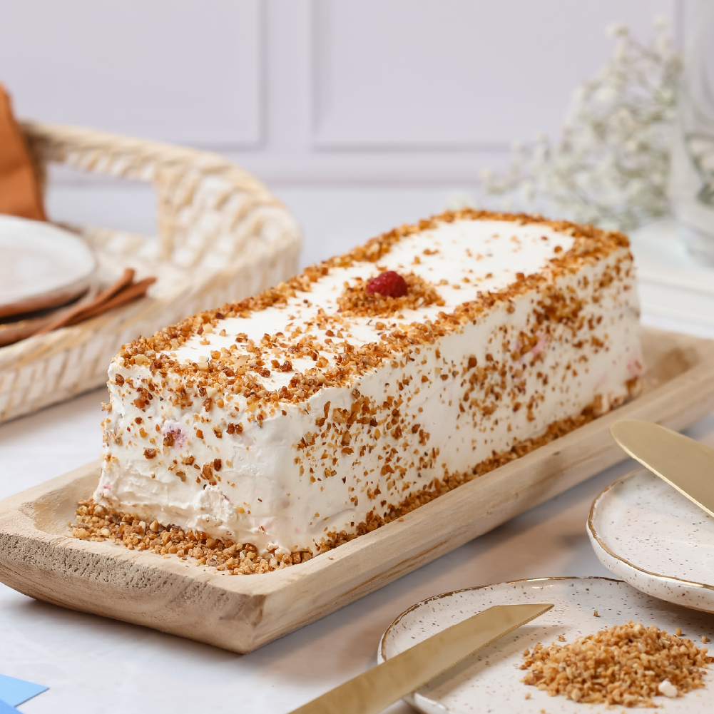 Barra de merengue con almendras, manjar blanco, crema de leche y frambuesas