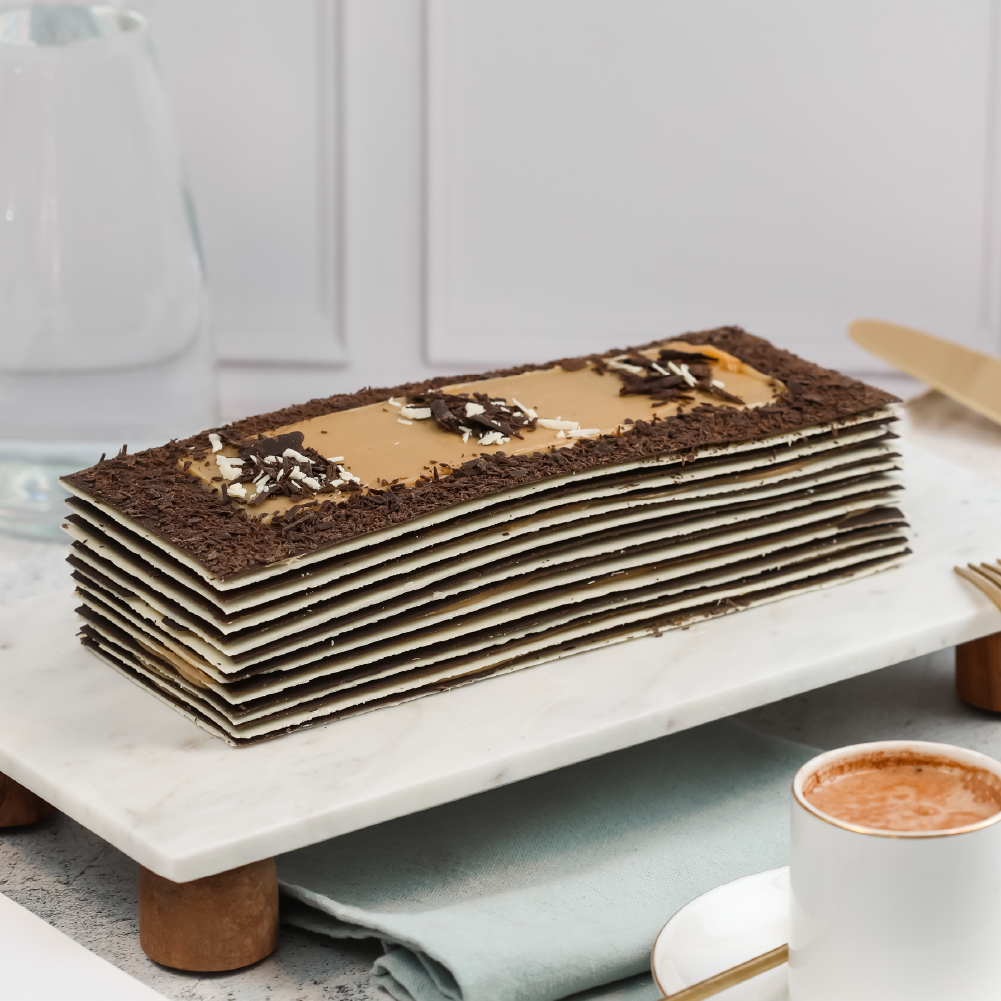 Barra de láminas de chocolate blanco y bitter, rellena con manjar blanco