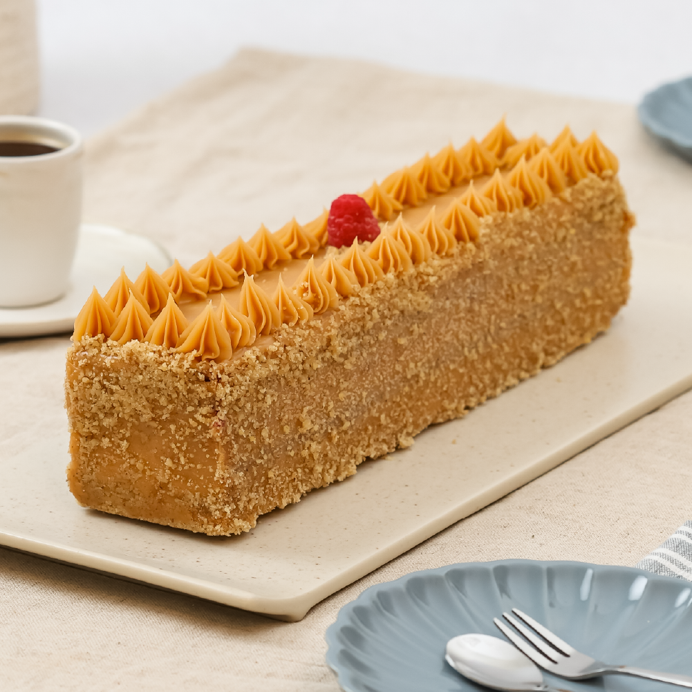 Barra de hojarascas de nuez rellenas con manjar blanco y salsa de frambuesa