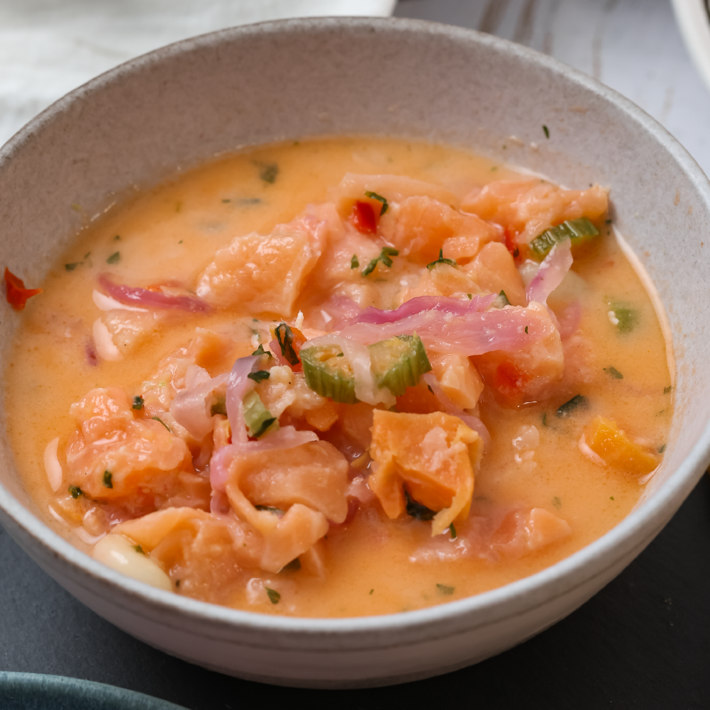 Ceviche de salmón estilo peruano con leche de tigre, camote, cebolla y choclo