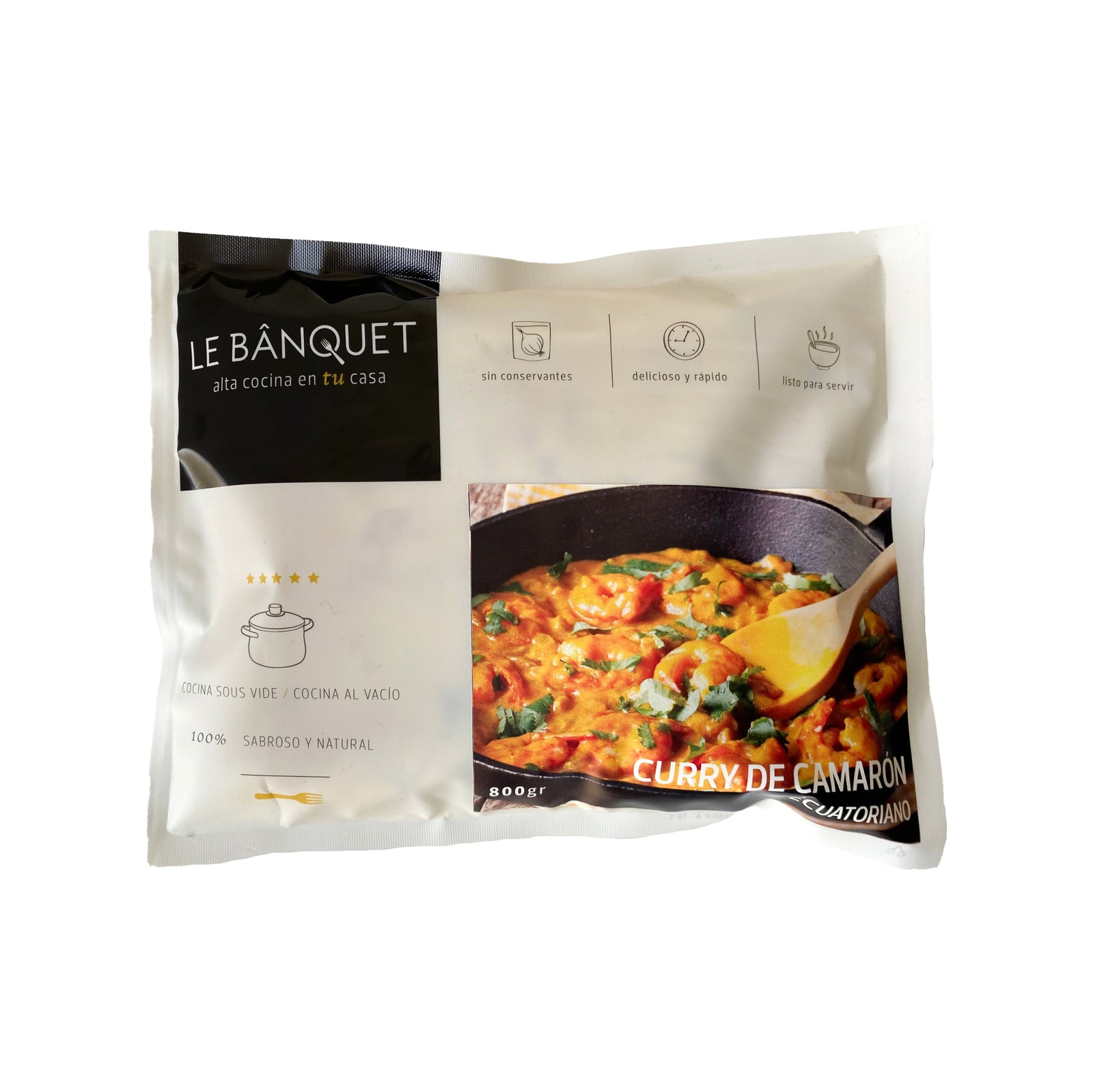 Plato de camarones con salsa de curry, leche de coco, espinaca y tomates cherry