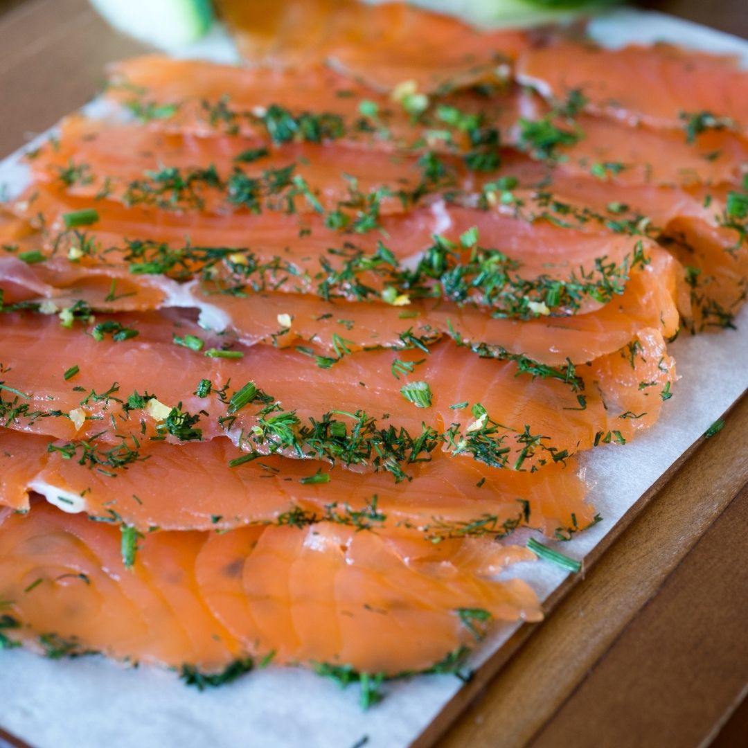 Salmón Premium curado en frío con eneldo y salsa de mostaza estilo escandinavo