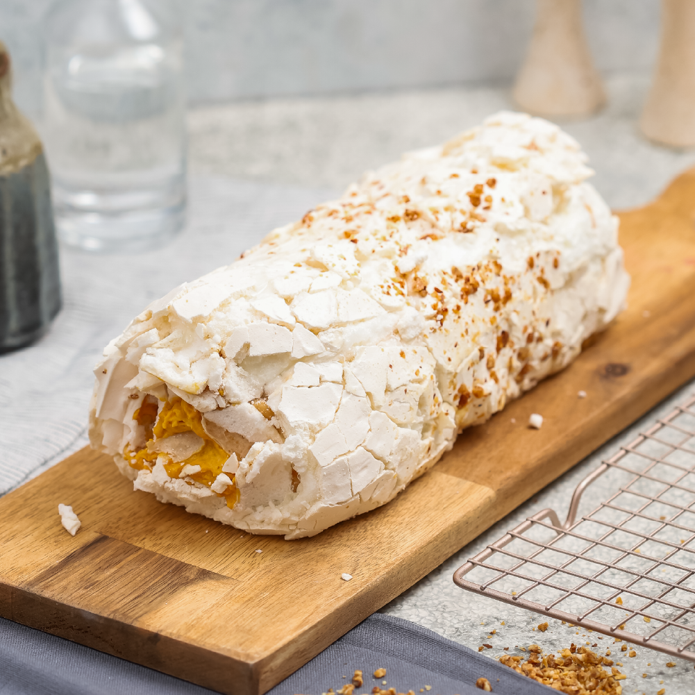 Rollo de merengue relleno con manjar, crema y pulpa natural de lúcuma