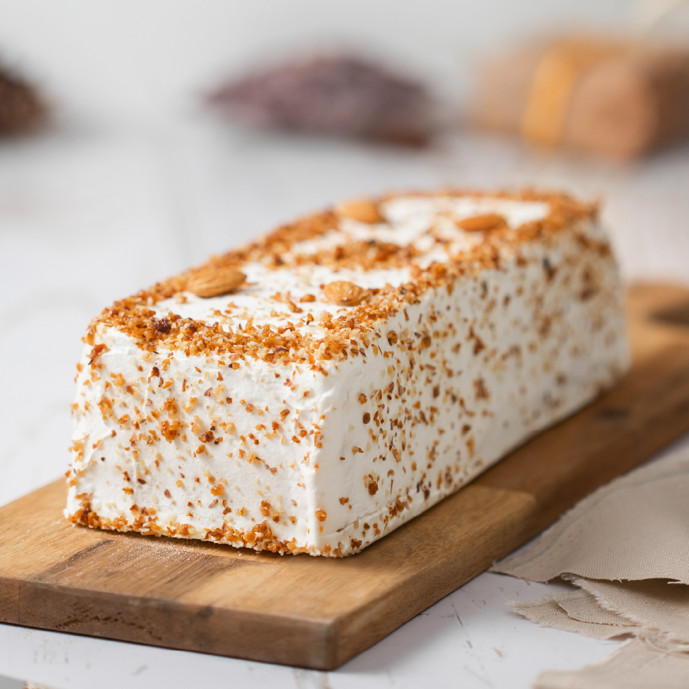 Torta de merengue con almendras, manjar blanco y pulpa natural de lúcuma