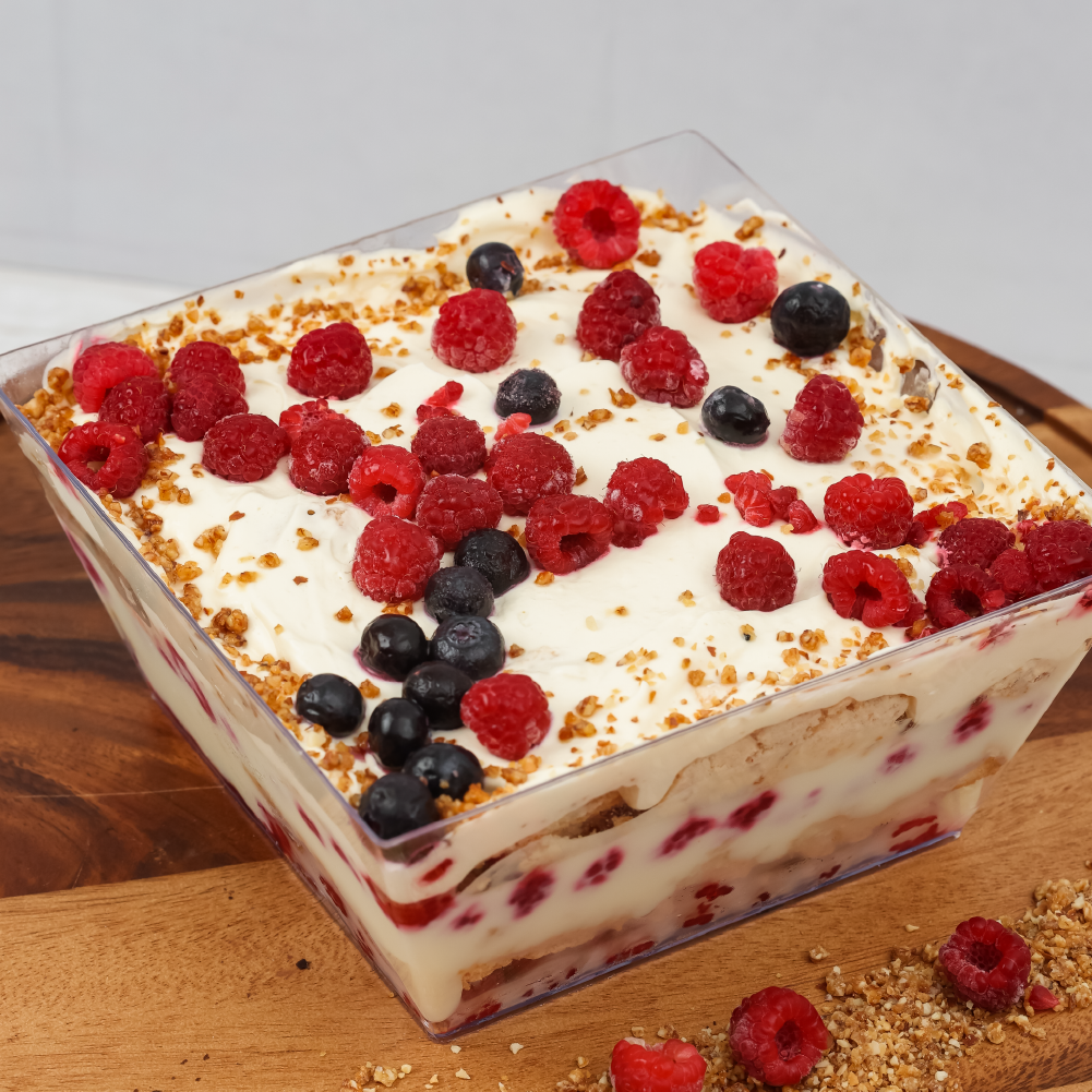 Postre con crocante de almendras, frambuesas y arándanos, ideal para celebraciones