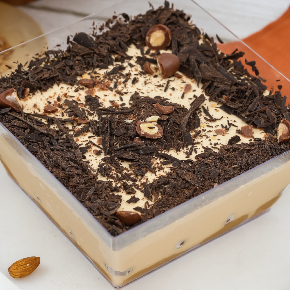 Mousse de manjar blanco con almendras cubiertas en chocolate y chocolate en ramas