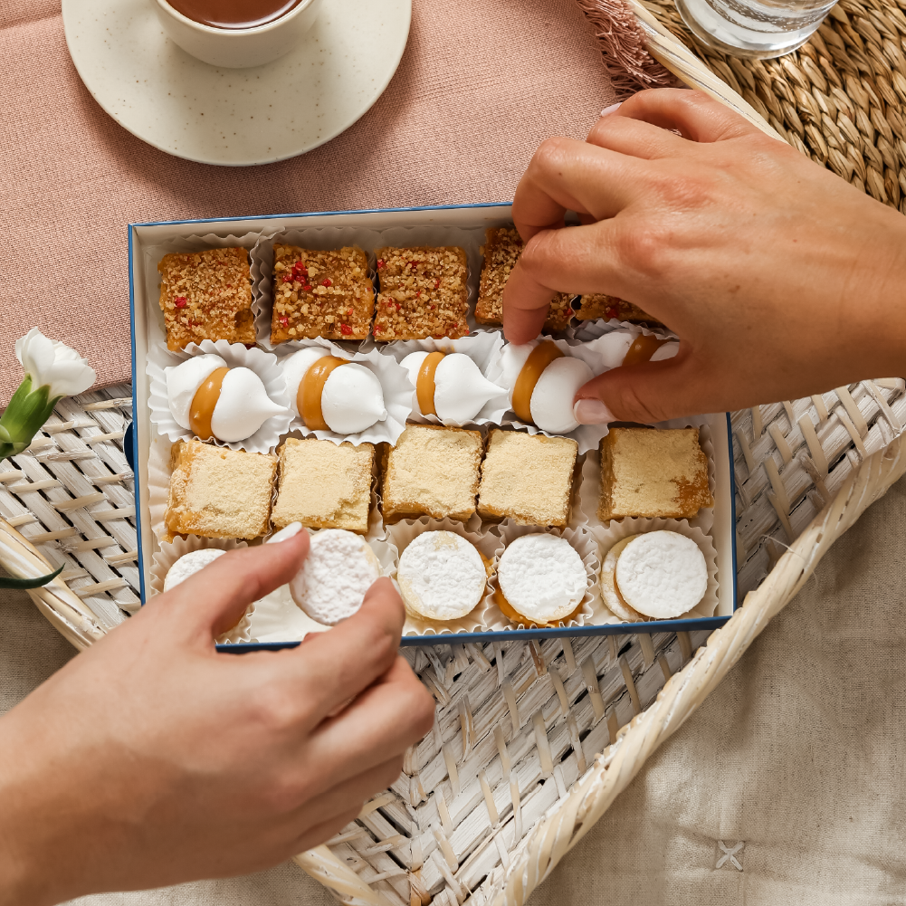 Caja con 20 mini delicias surtidas: alfajores, milhojas, merenguitos y tentación