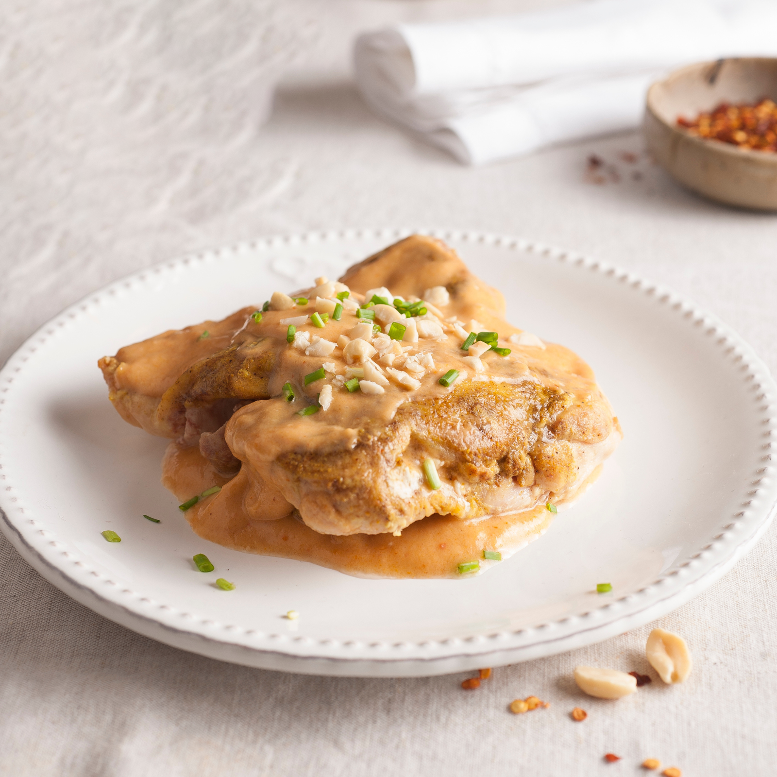 Trutro de pollo deshuesado en salsa de curry picante con coco y maní, 4 porciones