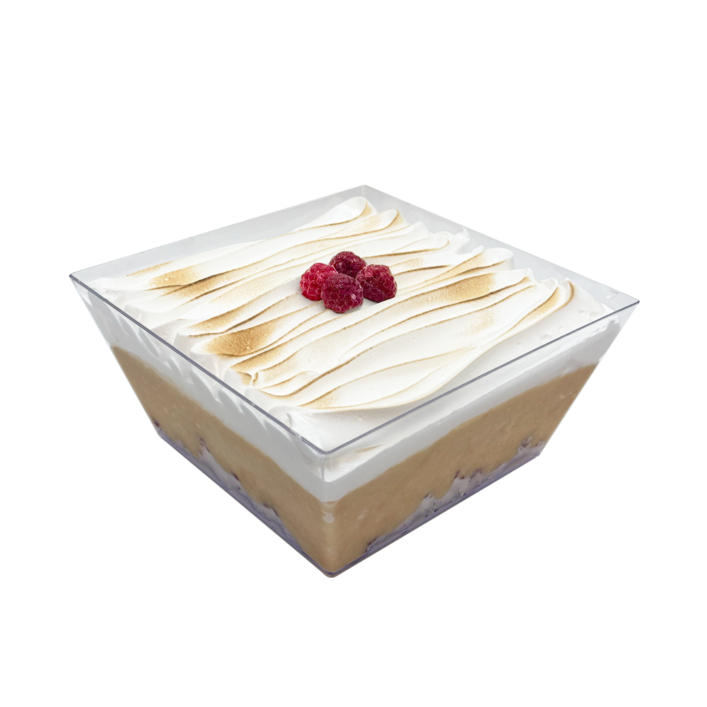 Postre tres leches con frambuesas frescas y merengue sobre bizcocho húmedo