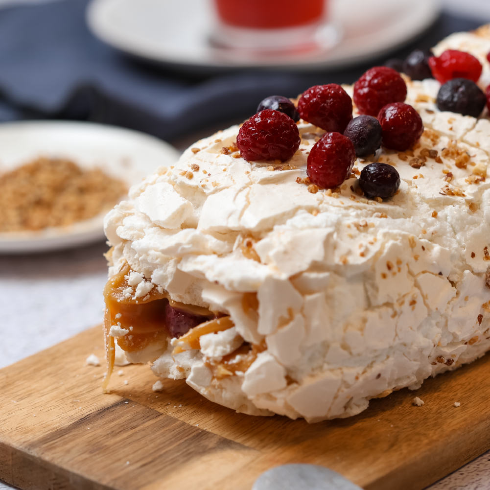 Rollo de merengue para 15 personas con relleno de manjar y frambuesa