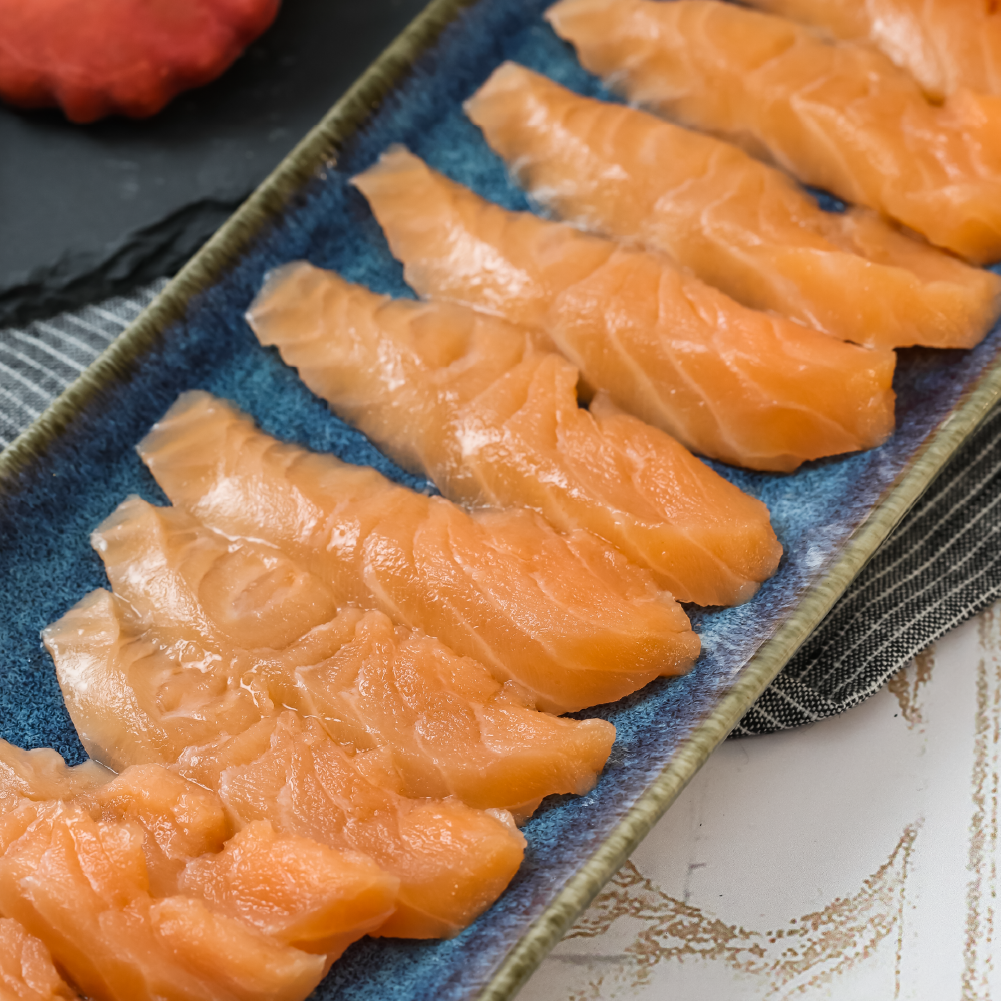 Láminas de sashimi de salmón fresco, presentación perfecta para compartir