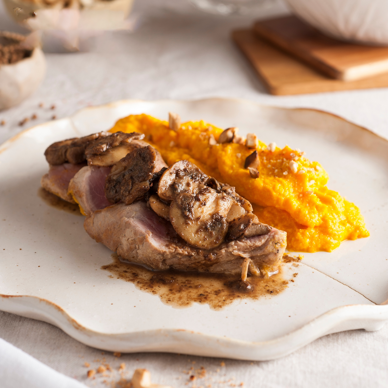 Filete de cerdo con salsa de setas y puré de zanahorias con castañas de cajú