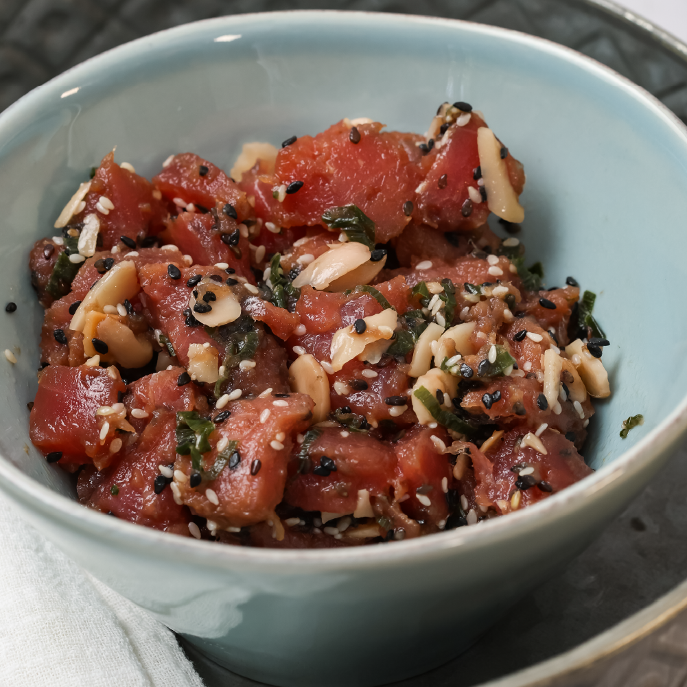 Tartar de atún congelado con aceite de sésamo y almendras, formato al vacío