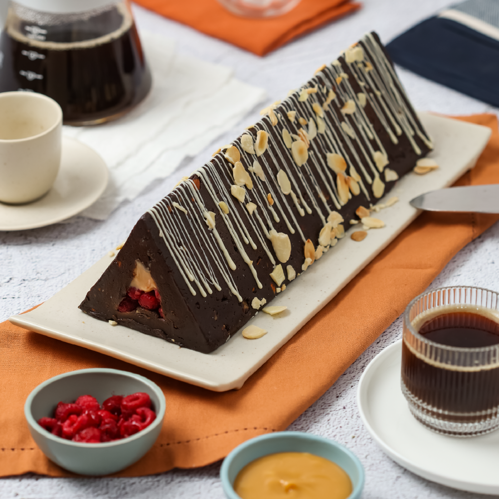 Postre de chocolate con manjar o manjar frambuesa, decorado con chocolate blanco y almendras