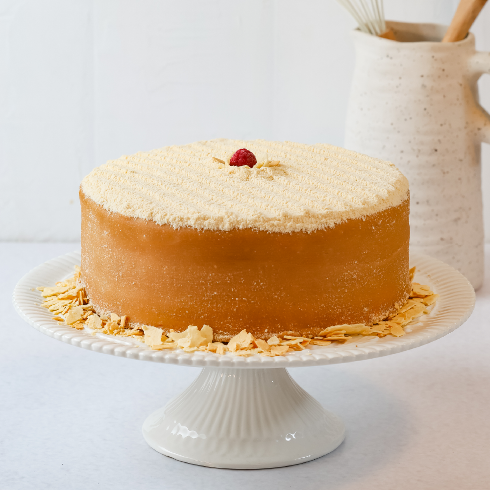 Torta Mil Hojas rellena de manjar blanco, crema y frambuesa