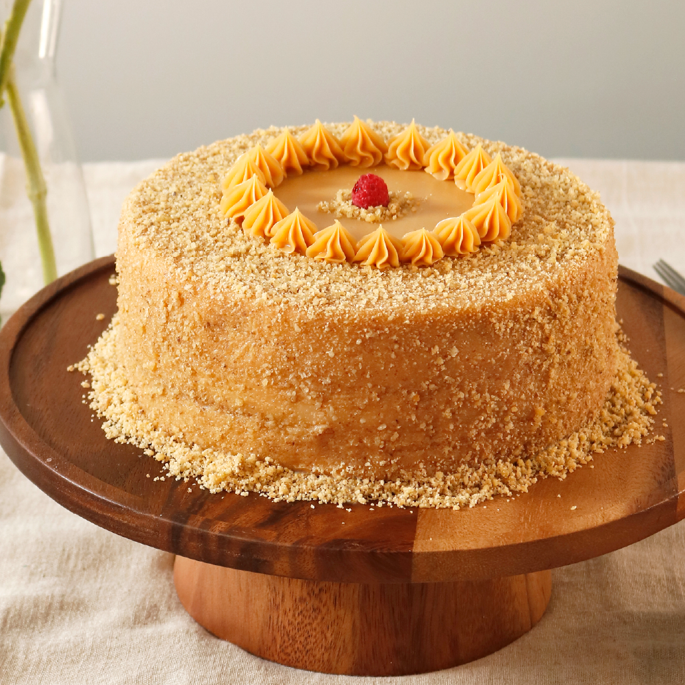 Torta de Nuez con manjar blanco y salsa de frambuesa natural