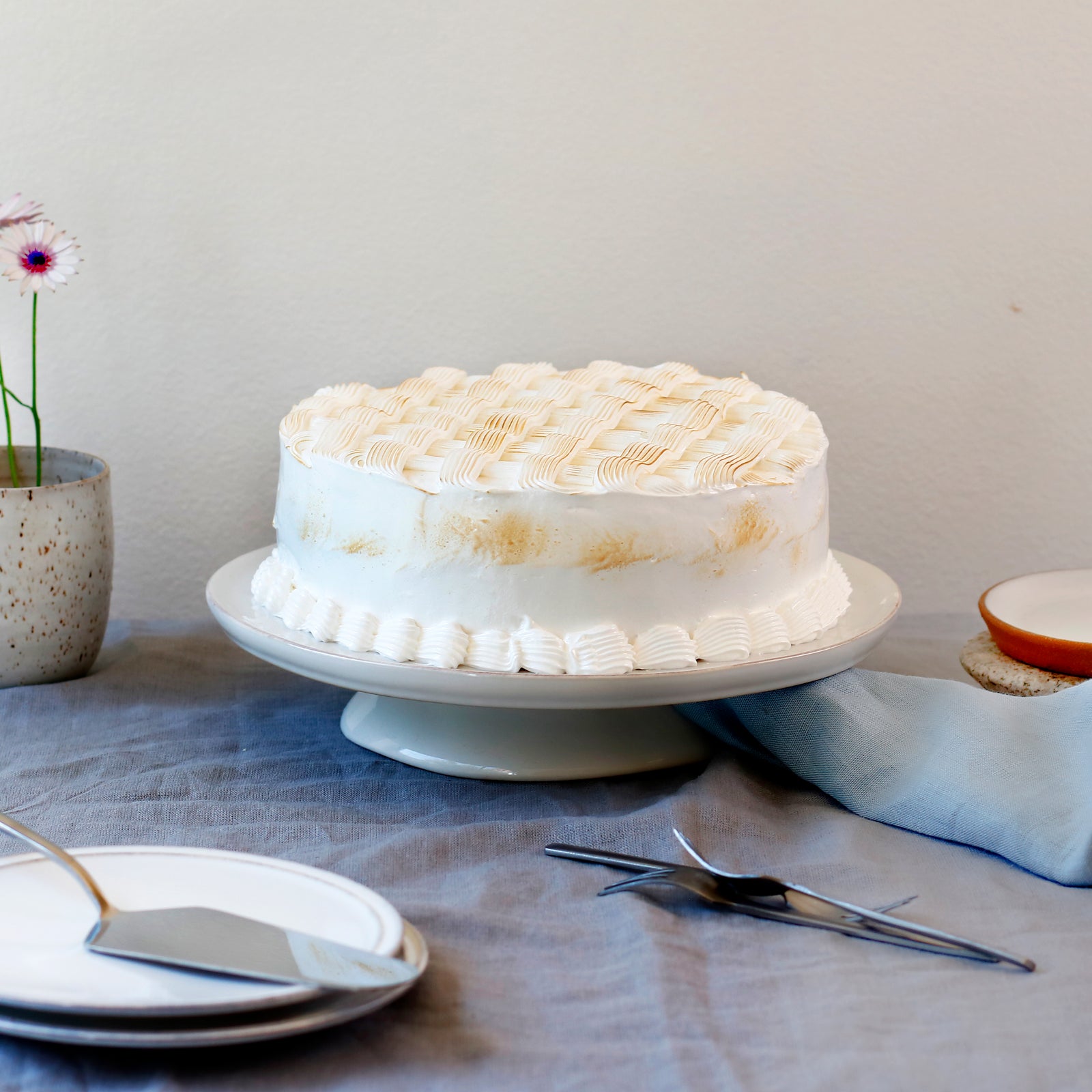 Torta tres leches con manjar de campo y merengue, bizcocho de vainilla