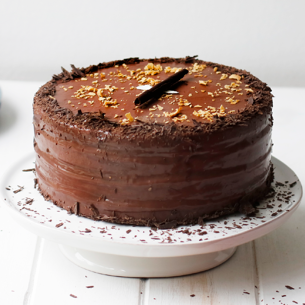 Torta de chocolate con base de brownie, relleno de ganache y chocolate blanco