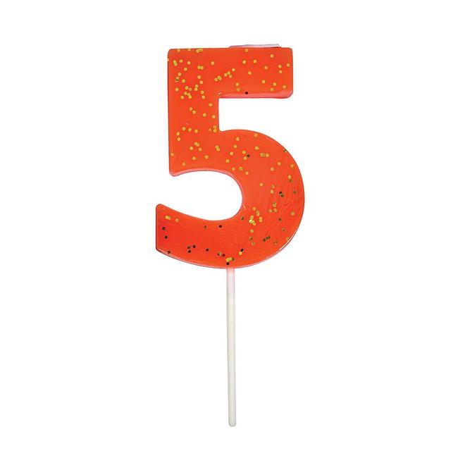 Velas decorativas para celebraciones.