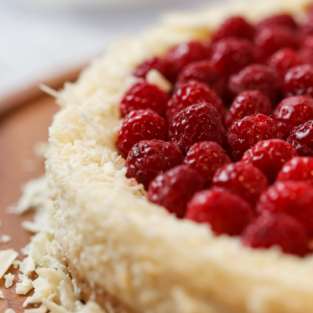 Tarta cremosa de yogurt con frambuesas, ideal para 8 personas