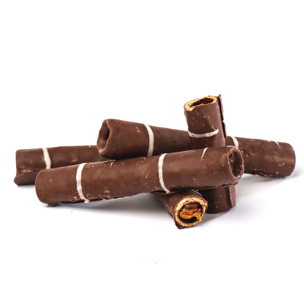 Barquillo crujiente relleno con manjar y bañado en chocolate