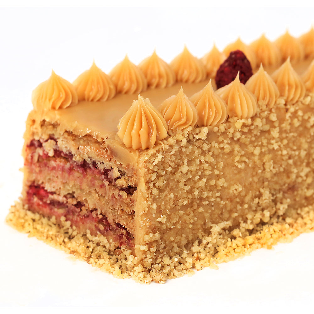 Barra de hojarascas de nuez rellenas con manjar blanco y salsa de frambuesa