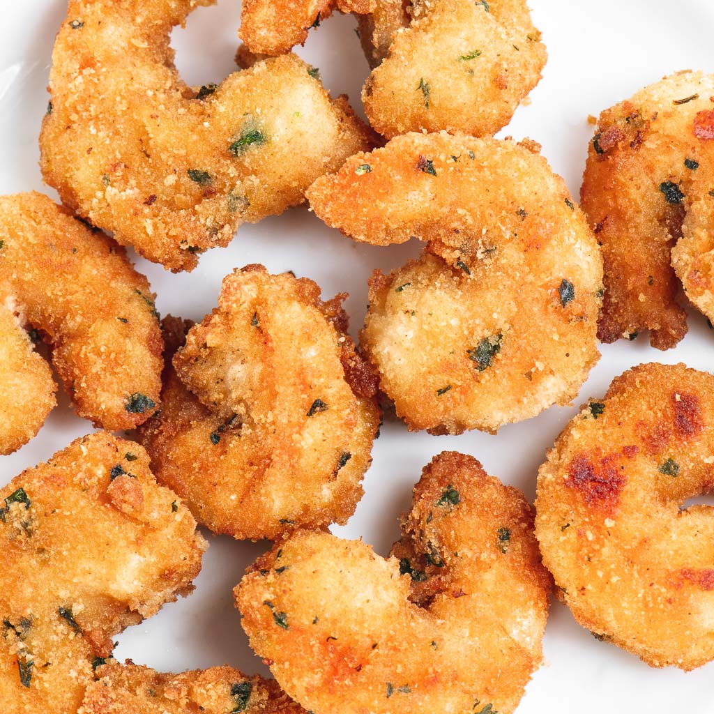 Camarones apanados listos para hornear, crujientes y sabrosos