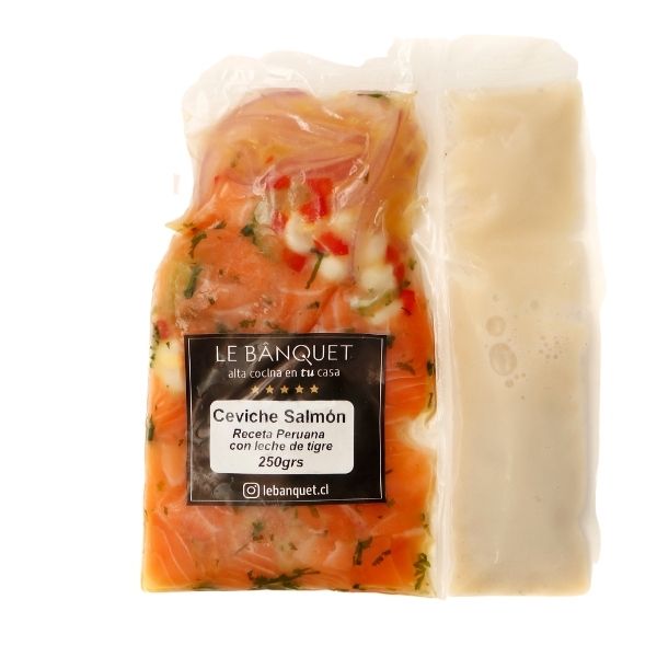 Ceviche de salmón estilo peruano con leche de tigre, camote, cebolla y choclo