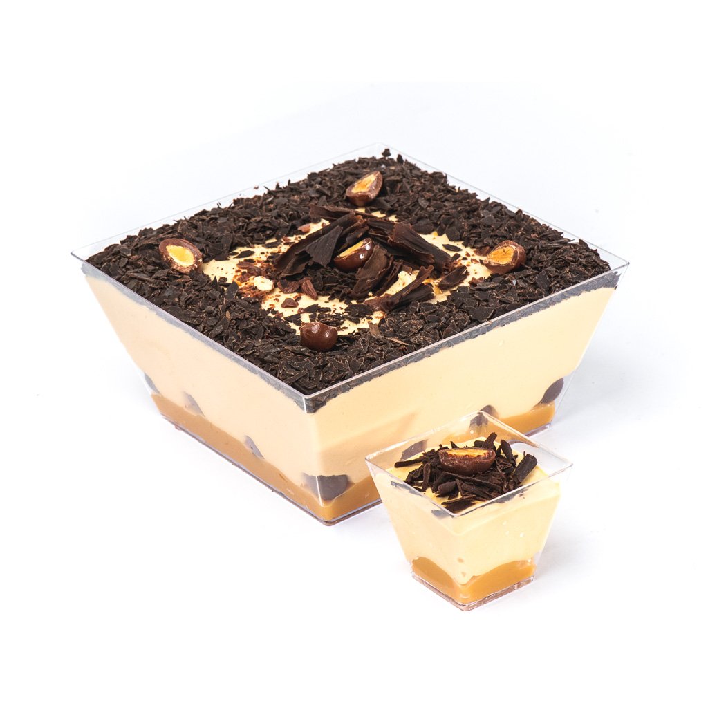 Mousse de manjar blanco con almendras cubiertas en chocolate y chocolate en ramas