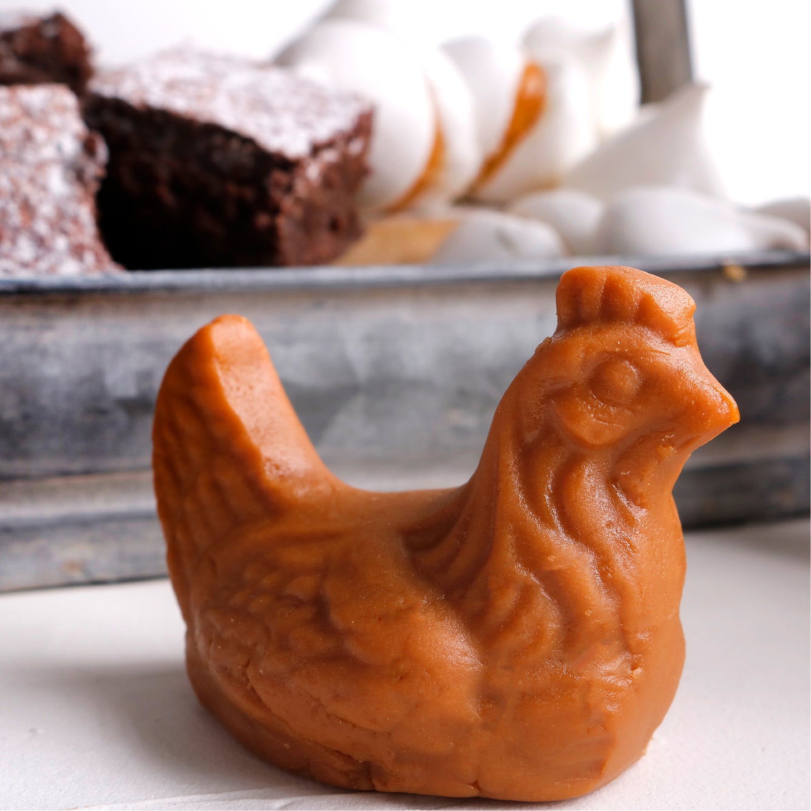 Figura de manjar duro con forma de gallina