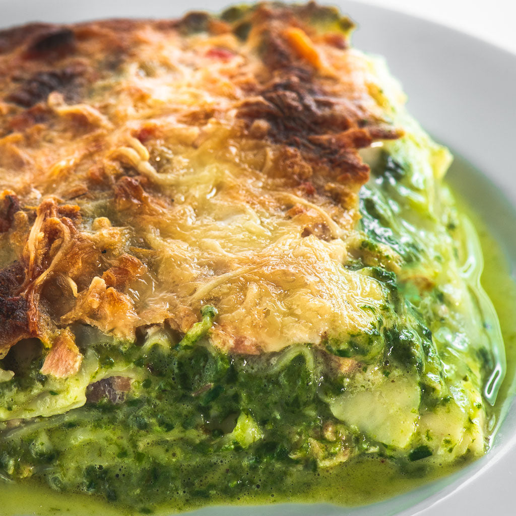Lasaña rellena con crema de espinacas, salsa bechamel y salmón ahumado