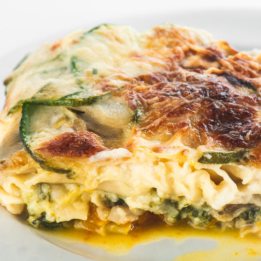 Lasaña vegetariana con verduras, salsa blanca y queso gratinado